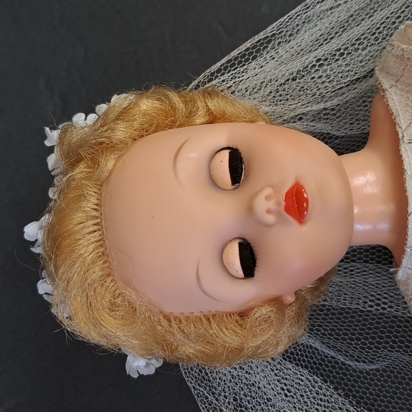 Mid-Century Modern 17" sleepy eyes bride doll - Picture 6 of 12